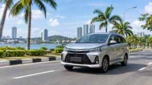 Mobil rental lepas kunci melaju di jalan perkotaan Batam